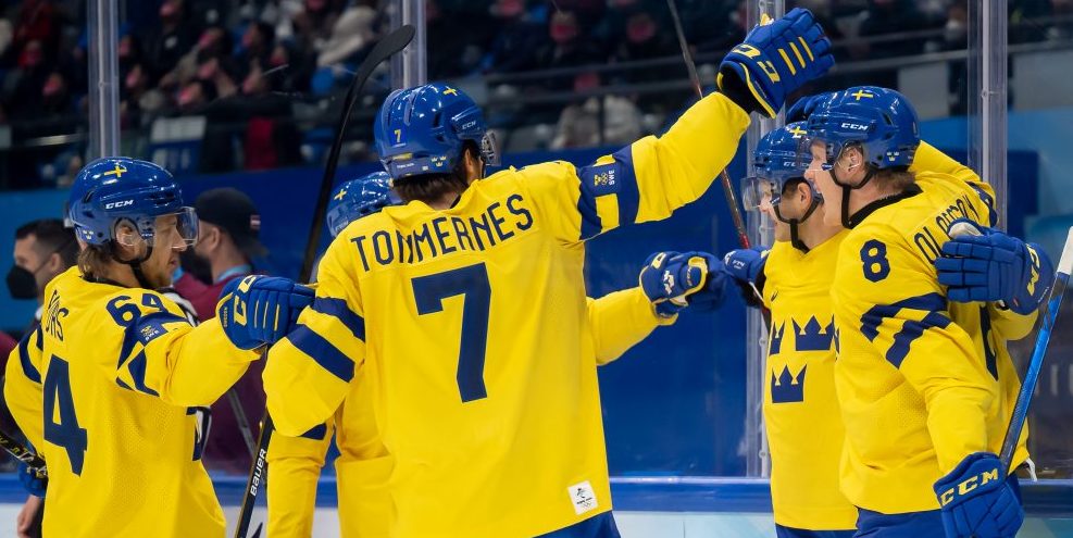 Tre Kronor firar ett mål under OS 2022