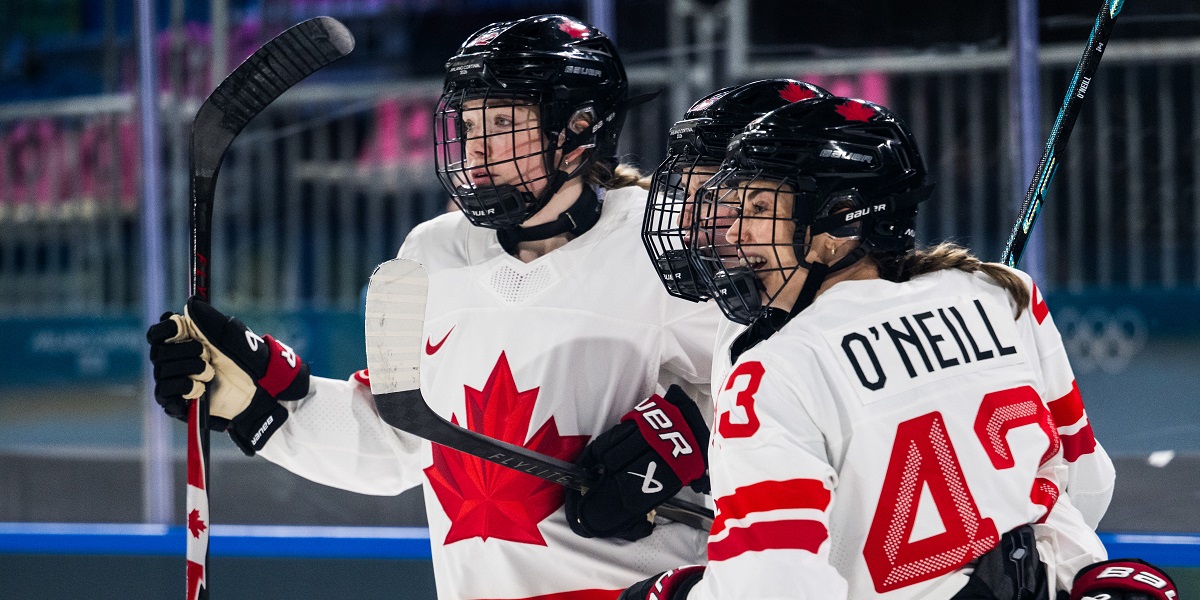 Kanadas damer firar under hockey OS 2026